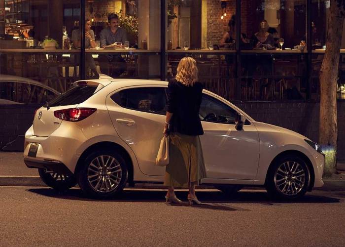 The Mazda2 features a new generation headlamp design that blend into the body perfectly and lighting that highlights the sense of linearity in the lamp cylinders. So even when driving the car for the first time, the Mazda2 also so stress-free that it is hard to believe you have not driven it before